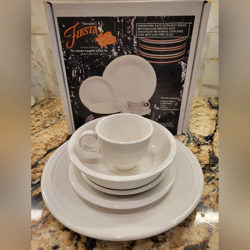 NIB Classic Rim 5-Piece Place Setting, White - Picture 3 of 4